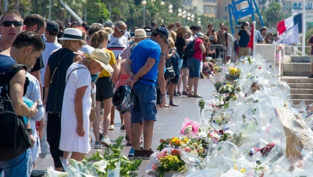 Gedenken an die 84 Opfer von Nizza auf der Strandpromenade (Bild: APA/EPA/OLIVIER ANRIGO)