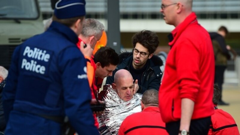 Ein Opfer am Zaventem-Flughafen (Bild: APA/AFP/EMMANUEL DUNAND)