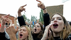 In ganz Polen protestierten rund 100.000 Menschen gegen ein völliges Abtreibungsverbot. (Bild: APA/AFP/JANEK SKARZYNSKI)