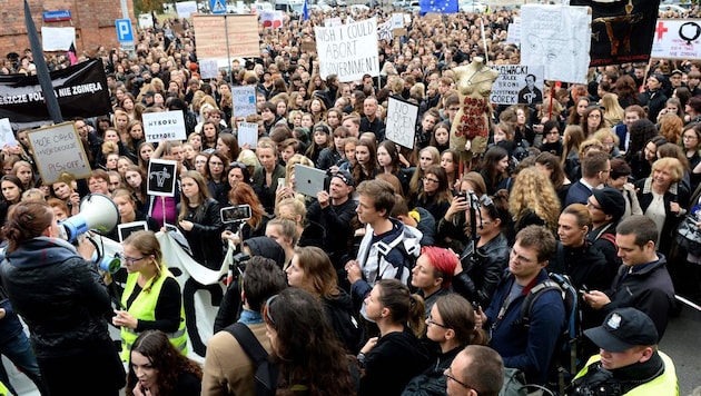 Tiltakozás az abortusztilalom ellen Lengyelországban (archív fotó) (Bild: APA/AFP/JANEK SKARZYNSKI)
