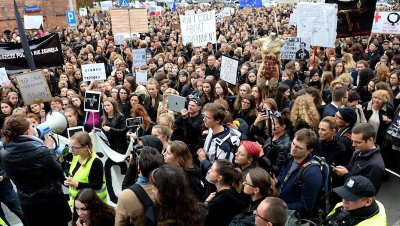 Protest gegen das strenge Abtreibungsverbot (Archivbild) (Bild: APA/AFP/JANEK SKARZYNSKI)