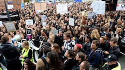 Protest gegen das Abtreibungsverbot in Polen (Archivbild) (Bild: APA/AFP/JANEK SKARZYNSKI)