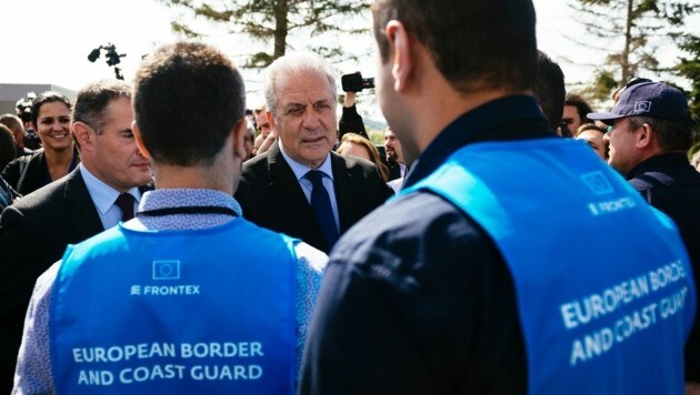 EU-Innenkommissar Dimitris Avramopoulos an der bulgarisch-türkischen Grenze (Bild: AFP)