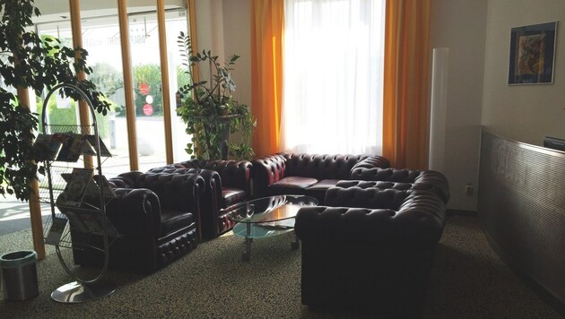 Teile dieser Sitzgarnitur stahlen Einbrecher aus dem geschlossenen Golfhotel in Waidhofen. (Bild: Polizei)