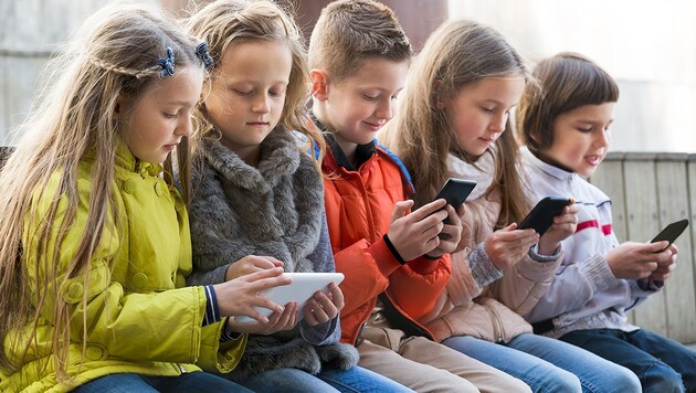 Spaß oder Ernst? Der Gebrauch von Smartphone und Co. ist jedenfalls auch für Kinder Alltag geworden. (Bild: thinkstockphotos.de)