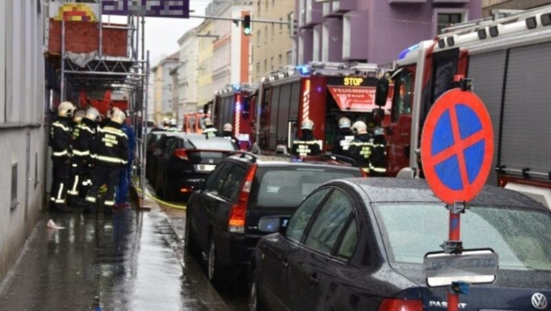 Für die Dauer des Einsatzes waren die Davidgasse und die Leibnizgasse für den Verkehr gesperrt. (Bild: MA 68/Lichtbildstelle)