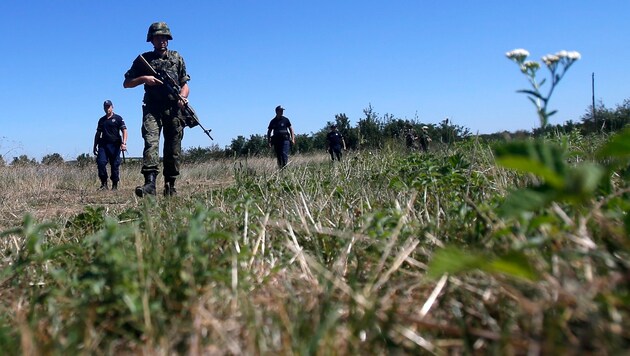 Serbische Soldaten auf Patrouille (Bild: AP)