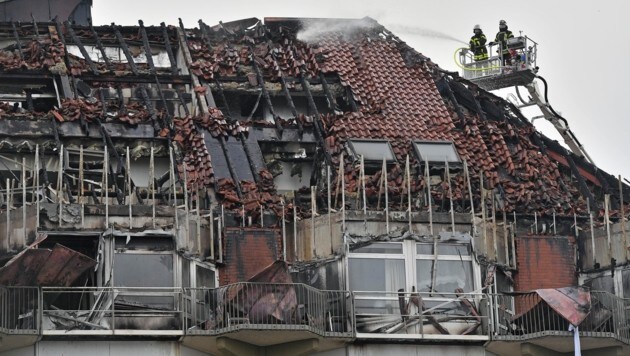 Das Dach und die oberen Stockwerke des Krankenhauses wurden schwer in Mitleidenschaft gezogen. (Bild: ASSOCIATED PRESS)