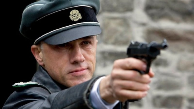 Christoph Waltz als Nazi-Oberst Hans Landa in einer Szene des Films "Inglourious Basterds" (Bild: EPA)