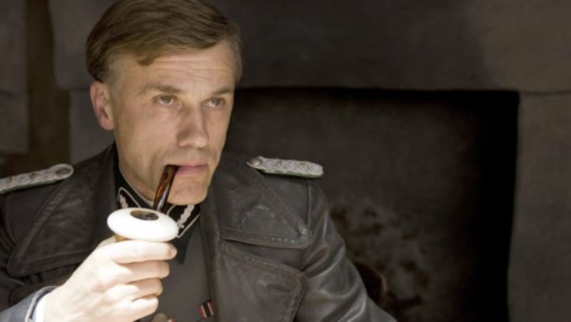 Christoph Waltz als Nazi-Oberst Hans Landa in einer Szene des Films "Inglourious Basterds" (Bild: Francois Duhamel/Universal Studios)