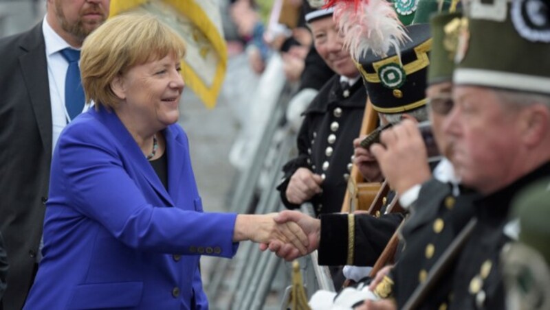 Merkel zeigte sich trotz des Pegida-Pöbels volksnah. (Bild: AP)