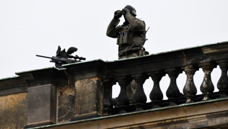 Ein Scharfschütze auf dem Dach der Dresdener Semperoper (Bild: AP)