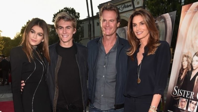 Kaia Gerber mit ihrem Bruder Presley, Papa Rande Gerber und Mama Cindy Crawford (Bild: APA/AFP/GETTY IMAGES/Alberto E. Rodriguez)