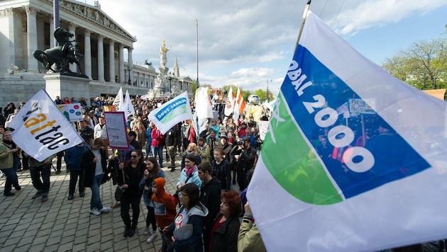 Zehntausende Österreicher bei einer Demo gegen Sonderklagsrechte für Konzerne (Bild: EXPA/Michael Gruber)