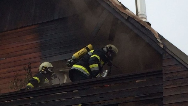 Die Feuerwehr konnte ein Übergreifen des Brandes auf den ganzen Dachstuhl verhindern (Bild: Feuerwehr Wolfsberg)