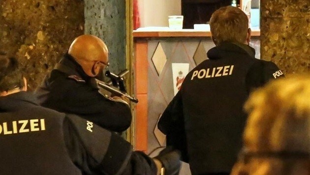 Straßensperren, bewaffnete Beamte und zwei Festnahmen: Polizisten mussten in Lehen aufräumen. (Bild: Markus Tschepp)