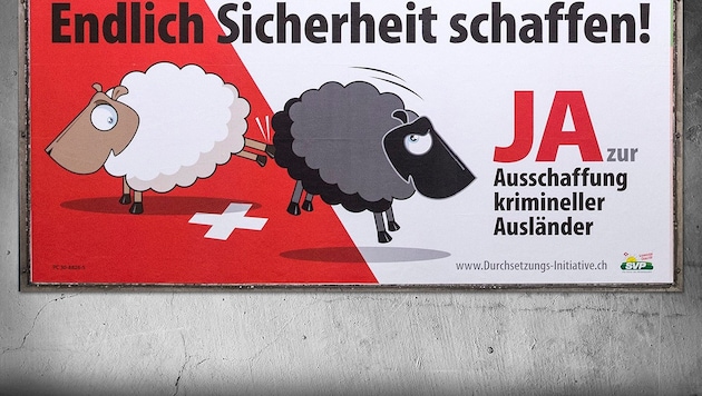 SVP-Plakat: Ein weißes Schaf kickt ein schwarzes Schaf hinaus. (Bild: EPA, thinkstockphotos.de)