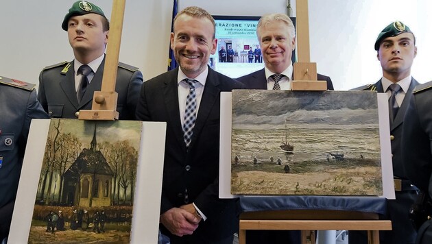 Der Direktor des Van Gogh Museums in Amsterdam, Alex Rueger (zweiter von links), mit den Gemälden (Bild: AP/ANSA)