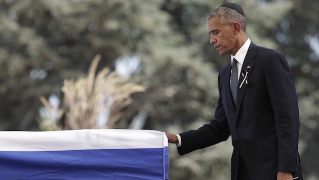 US-Präsident Barack Obama am Sarg von Shimon Peres (Bild: AP)
