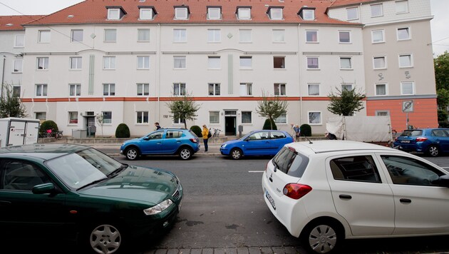 In diesem Mehrfamilienhaus in Hannover wurde der Koffer gefunden. (Bild: Associated Press)