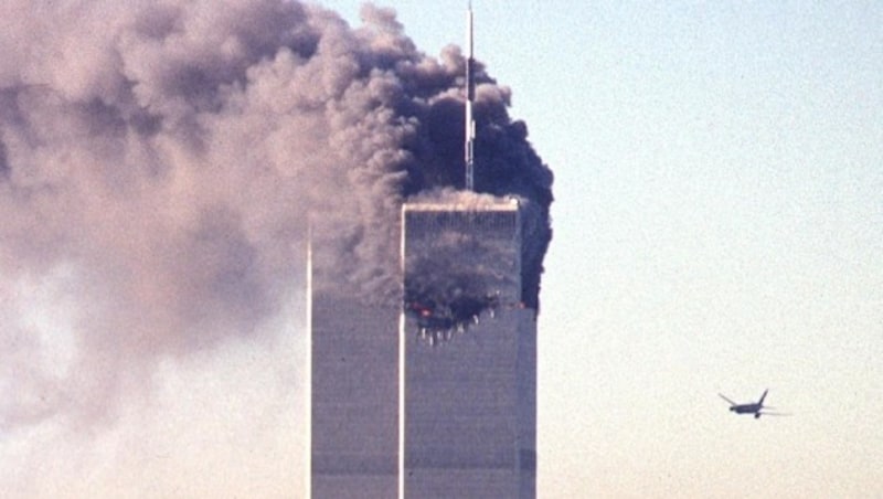 Diese Aufnahme zeigt das zweite entführte Flugzeug kurz vor dem Aufprall ins World Trade Center. (Bild: AFP)