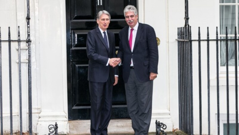 Schelling mit seinem britischen Amtskollegen Philip Hammond (Bild: Benedikt Loebell/BMF)