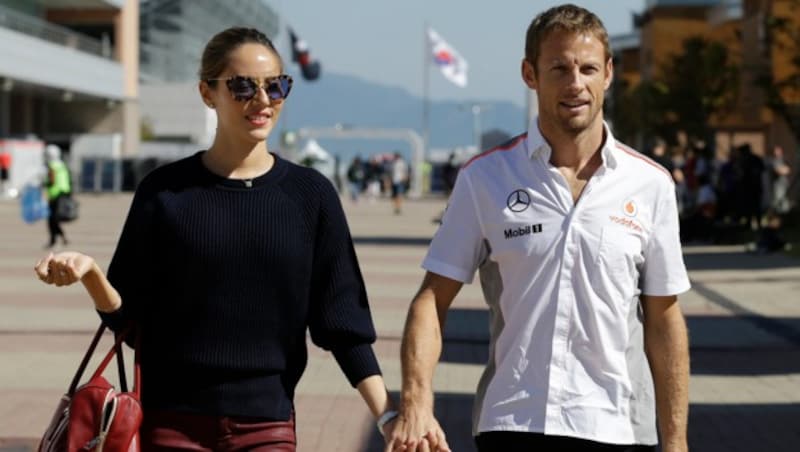 Jenson Button und Jessica Michibata (Bild: AP)