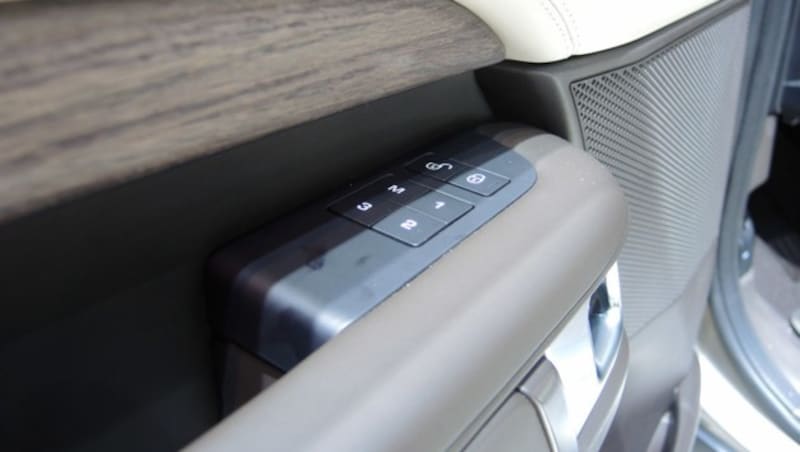 Land Rover hält an der unnötig prominenten Platzierung der Sitz-Memory-Tasten fest. (Bild: Stephan Schätzl)