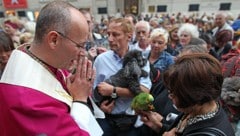 Im Anschluss an die allgemeine Segnung besteht die Möglichkeit, den Segen auch einzeln zu empfangen, Toni Faber und andere Geistliche werden dazu durch die Reihen gehen. (Bild: Gerhard Bartel)