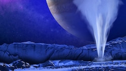 Künstlerische Darstellung der Geysire auf dem Mond Europa (im Hintergrund der Jupiter) (Bild: NASA/ESA/K. Retherford/SWRI)
