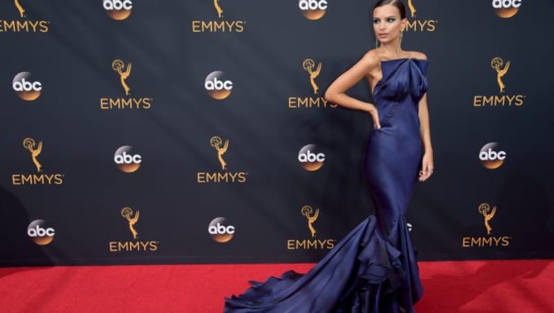 Emily Ratajkowski war in der dunkelblauen Robe von Zac Posen der Hingucker bei den Emmys. (Bild: Richard Shotwell/Invision/AP)
