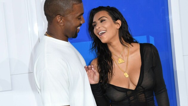 Kanye West schaut seiner schlanken Gattin ins üppige Dekolleté (Bild: AFP)