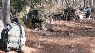 Airsoft-Spieler erschrecken Passanten mitunter aufgrund ihres martialischen Auftretens. In der Stadt Völkermarkt schossen drei Burschen mit den Plastikgeschossen von einem Balkon (Symbolbild). (Bild: Michael Brown (UNHchabo) Wikipedia CC BY 2.5)