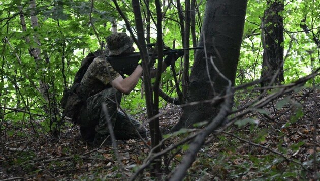 Im Tarngewand und mit täuschend echten Waffenattrappen streifen die "Spieler" durch den Wald in NÖ. (Bild: Airsoftsportverein Gloggnitz)