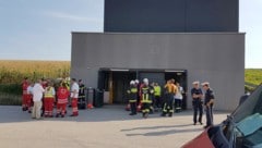 Die Einsatzkräfte bei einem Tunnel-Notausstieg (Bild: APA/BFKDO St. Pölten)