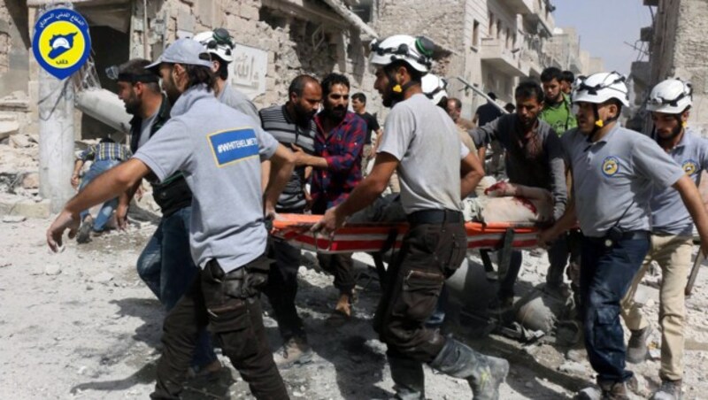 Die Weißhelme bei der Arbeit (Bild: Syrian Civil Defense White Helmets)