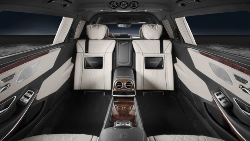 Der großzügige Fond des Mercedes-Maybach S 600 Pullman bietet eine Vis-à-vis-Bestuhlung. (Bild: Daimler)