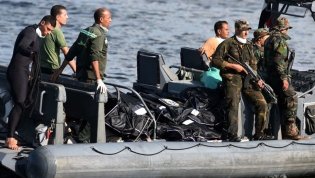 Die ägyptische Küstenwache bringt die aus dem Meer geborgenen Leichen zur Küstenstadt Rosetta. (Bild: APA/AFP/MOHAMED EL-SHAHED)