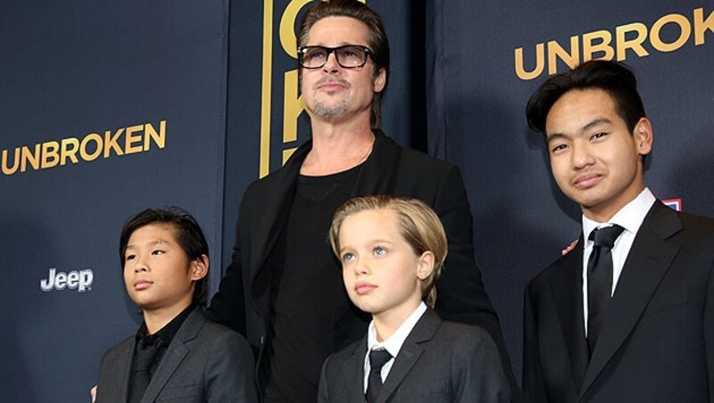Brad Pitt mit den Adoptivsöhnen Pax und Maddox und Tochter Shiloh (Mitte) (Bild: AP)