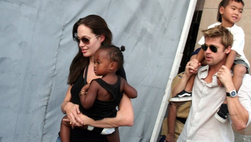 Angelina Jolie und Brad Pitt mit ihren Adoptivkindern (Bild: AP)