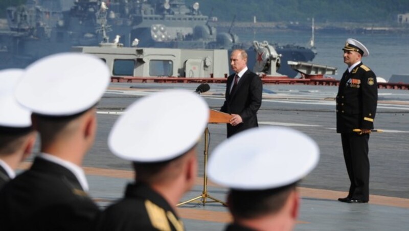 Wladimir Putin auf der "Admiral Kusnezow" (Bild: MIKHAIL KLIMENTYEV/EPA/picturedesk.com)