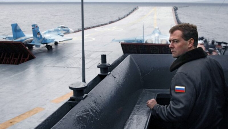 Ministerpräsident Dmitri Medwedew auf der "Admiral Kusnezow" (Bild: DMITRY ASTAKHOV/AFP/picturedesk.com)