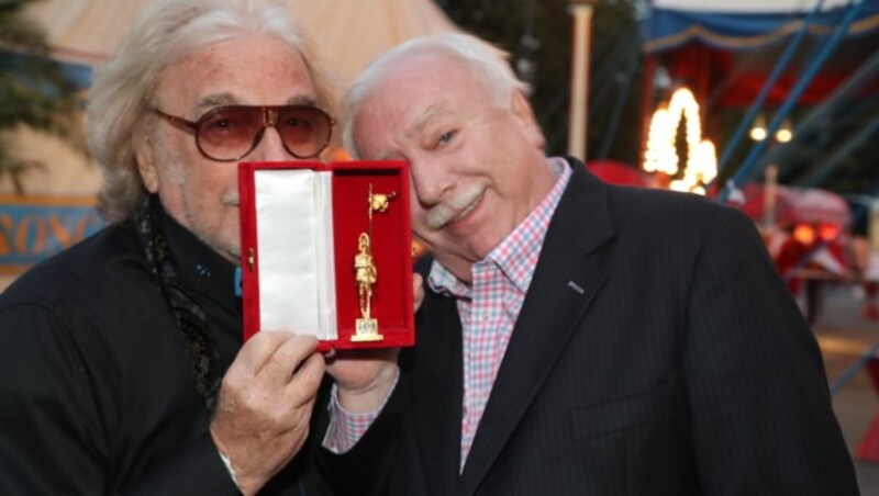 Bernhard Paul erhielt den Goldenen Rathausmann von Michael Häupl. (Bild: Kristian Bissuti)