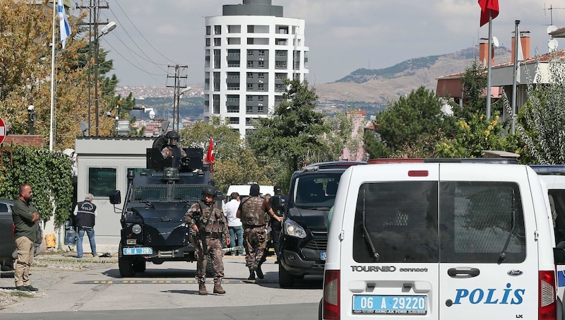 Polizei vor der israelischen Botschaft in Ankara (Archivbild) (Bild: AP/Burhan Ozbilici)