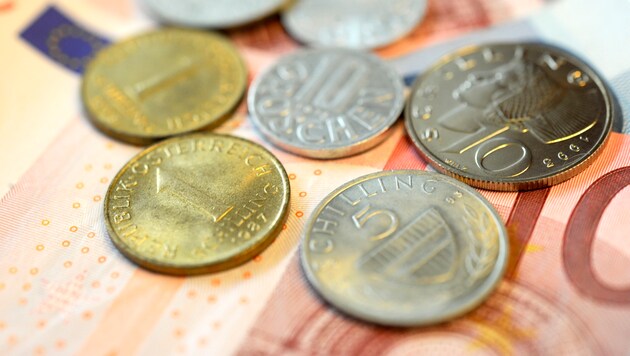 Alle Österreicher zahlen mit Euro, viele horten aber noch den Schilling zu Hause. (Bild: APA/ROLAND SCHLAGER)