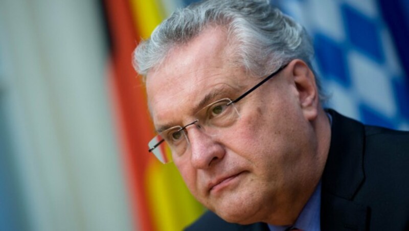 Bayerns Innenminister Joachim Herrmann (Bild: APA/dpa/Sven Hoppe)
