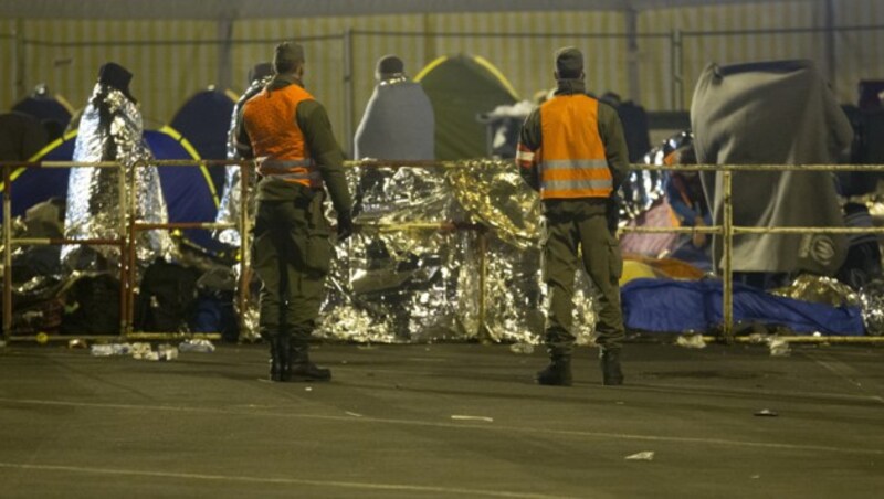 Bundesheersoldaten und Flüchtlinge am Grenzübergang Spielfeld (Bild: APA/ERWIN SCHERIAU)