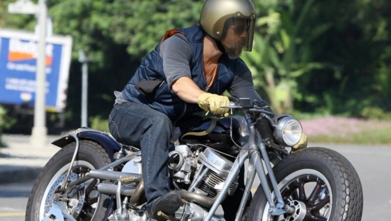Brad Pitt am Motorrad (Bild: Viennreport)