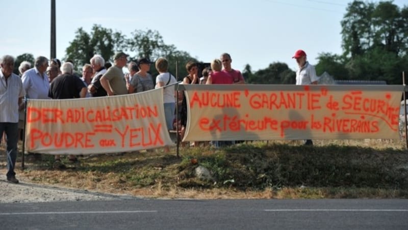 Viele Anrainer haben Angst und protestieren seit Wochen gegen die Eröffnung der Einrichtung. (Bild: APA/AFP/GUILLAUME SOUVANT)