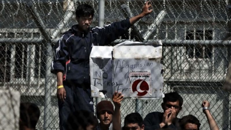 Flüchtlinge im Schubhaftzentrum auf Lesbos (Bild: APA/AFP/ARIS MESSINIS)